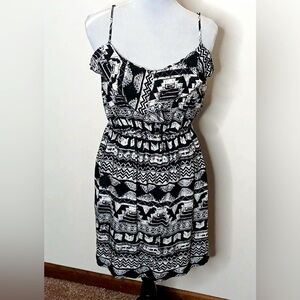 NWOT: Jstfy Black and White Spaghetti Strap Ruffle Aztec Midi Dress! Size M.
